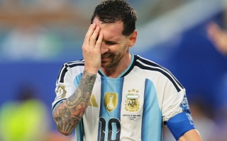 الصورة: إصابة ميسي تُهدد قمة الأرجنتين ومصر في دور الـ16 لكأس العالم.. يخضع لفحوصات طبية خلال ساعات