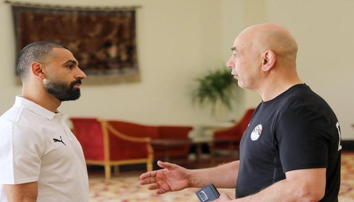 محمد صلاح مازحاً: حسام حسن يضربنا بين الشوطين