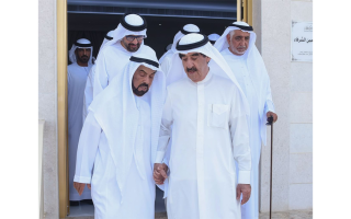 حاكم أم القيوين يقدم واجب العزاء في وفاة منصور سيف الزعابي