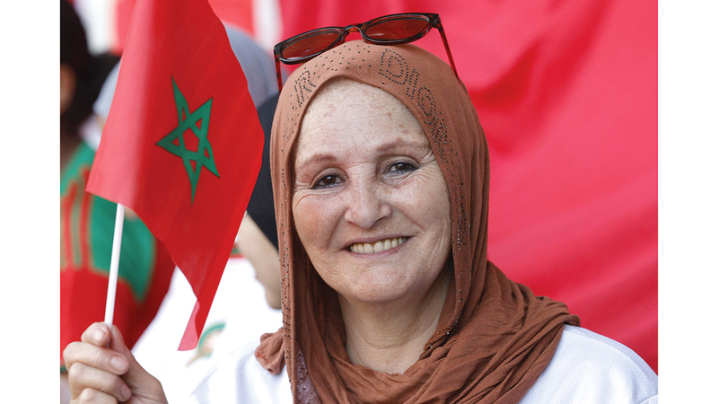 مشجعة مغربية ترفع علم بلادها. أ.ف.ب