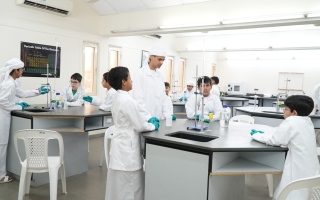 الصورة: 330 طالباً إماراتياً يخوضون رحلة الذكاء الاصطناعي والابتكار في البرنامج الصيفي لنادي الإمارات العلمي
