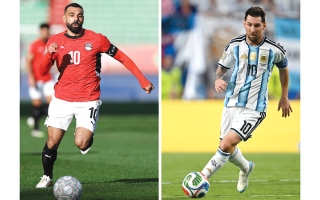 الصورة: محمد صلاح ورفاقه يترقبون إطلالة ميسي
