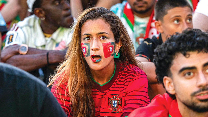 مشجعو البرتغال أثناء مشاهدة مباراة إسبانيا. أ.ف.ب