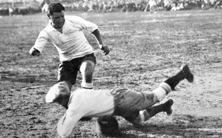 الصورة: &laquo;إلمانكو&raquo;.. لاعب بذراع مبتورة يقود الأوروغواي لرفع كأس العالم 1930