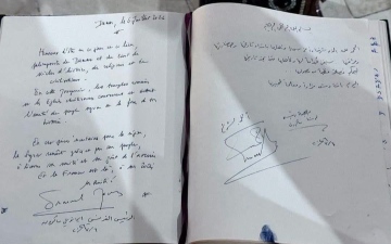 الصورة: ماكرون يدوّن رسالة في المسجد الأموي بدمشق.. ماذا كتب فيها؟