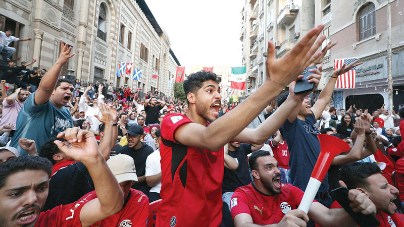 ردود فعل جماهير مصرية في القاهرة خلال مباراة الأرجنتين. رويترز