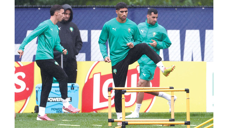أشرف حكيمي أثناء تدريبات منتخب المغرب. أ.ف.ب