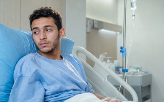 الصورة: الشاب &laquo;أحمد&raquo; يحتاج إلى 46 ألف درهم لعلاج سرطان الغدد الليمفاوية