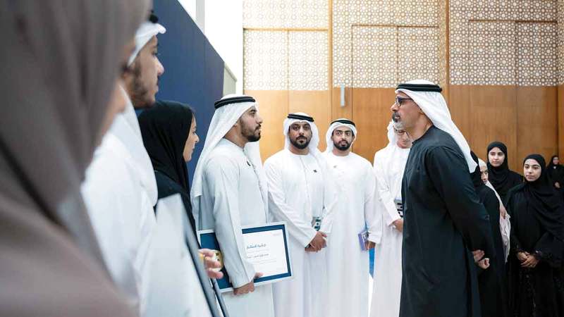 خالد بن محمد يهنّئ الفائزين. وام