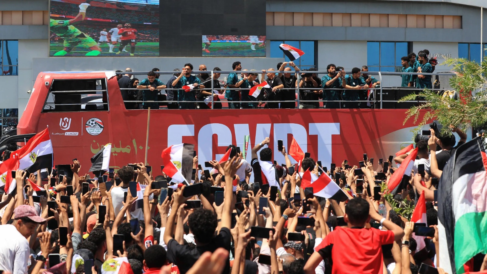 تقديراً للإنجاز التاريخي.. "الحبتور" تُهدي سيارات لبعثة منتخب مصر
