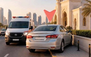 الصورة: الوقوف العشوائي للسيارات أثناء صلاة الجمعة يعيق حركة المصلين والمشاة