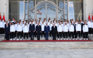 الصورة: السيسي يستقبل منتخب مصر ويمنحه كأس الجدارة وأوسمة تكريمية بعد إنجاز المونديال