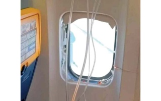 الصورة: مسافر كاد أن يطير في الجو بعد تحطم نافذة الطائرة