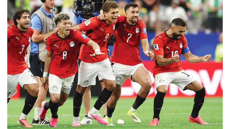 لاعبو مصر يحتفلون بالفوز على أستراليا والتأهل إلى دور الـ16 في المونديال. رويترز