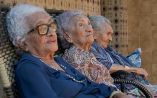 الصورة: تجاوزن الـ 109 أعوام .. أكبر ثلاث شقيقات في العالم يكشفن سرّ طول أعمارهن