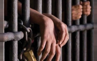 الصورة: السجن المشدد لشاب أحرق وجه جارته بـ "الأسيد" لأنها رفضت الزواج به