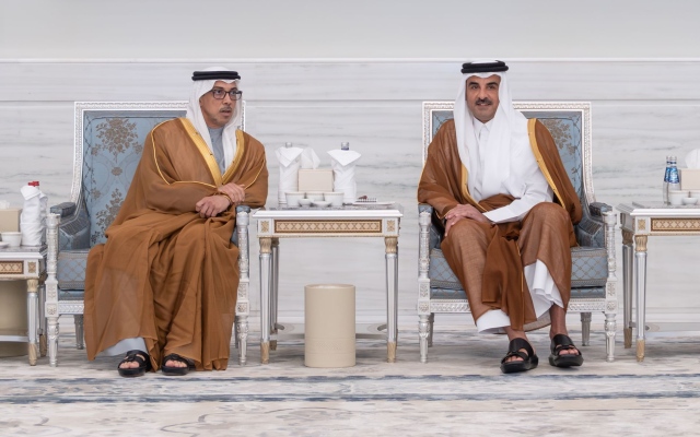 الصورة: منصور بن زايد وعبدالله بن زايد يقدمان التعازي إلى أمير قطر في وفاة حمد بن خليفة آل ثاني