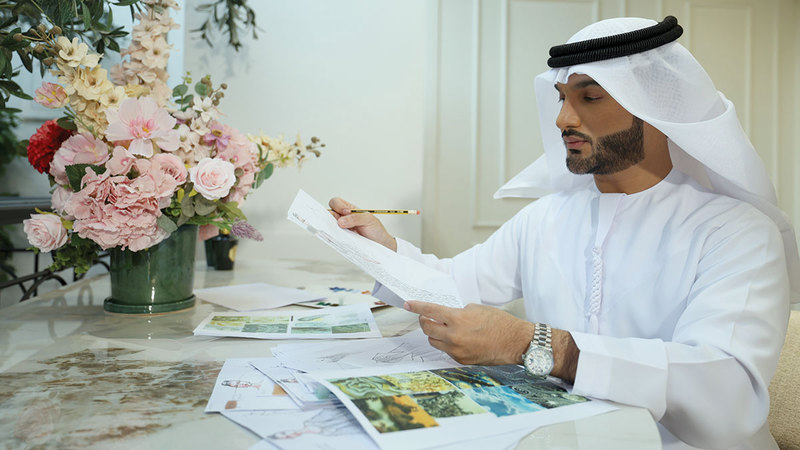 حمد جاسم.. مصمم إماراتي نقل «المخوّر» من التراث المحلي إلى منصات الموضة العالمية