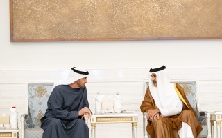 الصورة: رئيس الدولة يقدم التعازي إلى أمير قطر بوفاة الشيخ حمد بن خليفة آل ثاني