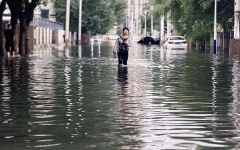 الصورة: سيول شديدة تغمر طرقاً وتجرف مركبات في شمال الصين