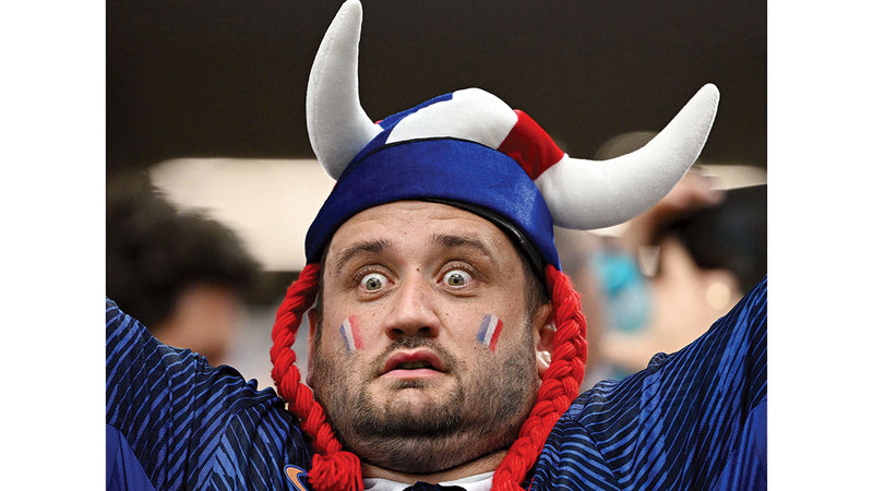 مشجع فرنسي مصدوم من نتيجة مباراة منتخب بلاده أمام إسبانيا. أ.ف.ب