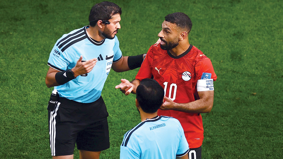 عمر آل علي بحضور محمد أحمد يوسف في حديث مع محمد صلاح خلال مباراة مصر ونيوزيلندا. رويترز