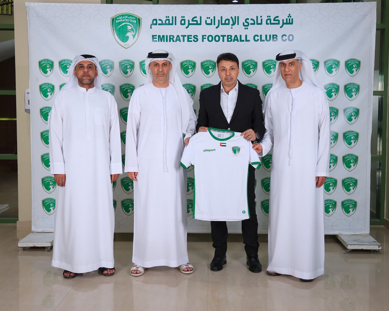 نادي الإمارات يتعاقد مع الأردني جمال محمود لقيادة الفريق في دوري الدرجة الأولى