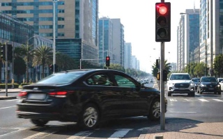 الصورة: شاب يتجاوز الإشارة الحمراء.. ويتسبب في إتلاف مركبة