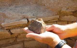 الصورة: اكتشاف مقبرة تعود إلى العصر البرونزي المتأخر في العين