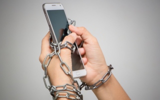 كم مرة تتناول هاتفك يومياً ؟ النتيجة قد تصدمك