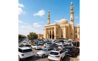الصورة: &laquo;أبوظبي للتنقّل&raquo; يحدُّ من الوقوف العشوائي حول المساجد في أوقات الصلاة