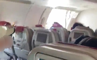 الصورة: السجن 3 سنوات وغرامة نصف مليون دولار لرجل فتح باب الطائرة أثناء تحليقها