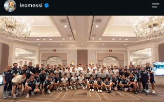 الصورة: ميسي يوجه تحية خاصة لزملائه بالمنتخب الأرجنتيني قبل ساعات من نهائي كأس العالم