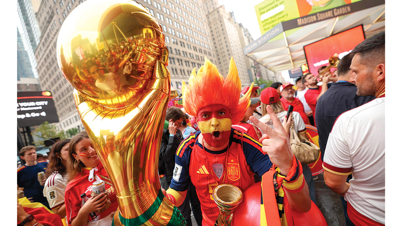 مشجع إسباني يحمل مجسماً لكأس العالم قبل المباراة النهائية. أ.ف.ب
