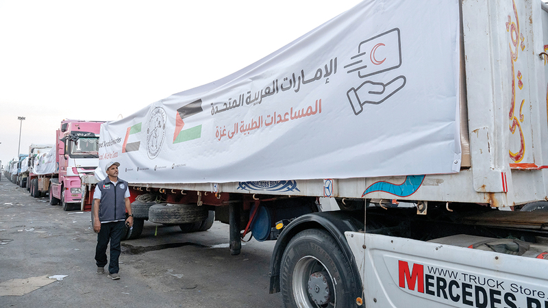5 قوافل إماراتية تحمل 980 طناً من المساعدات الإغاثية إلى غزة 5 قوافل إماراتية تحمل 980 طناً من المساعدات الإغاثية إلى غزة