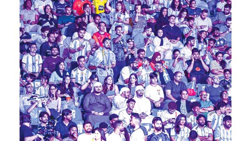 المشجعون حول العالم تغيرت تفاصيل حياتهم اليومية وتبدلت مواعيد نومهم لأجل المباريات. تصوير: باتريك كاستيلو وسالم خميس ووكالات