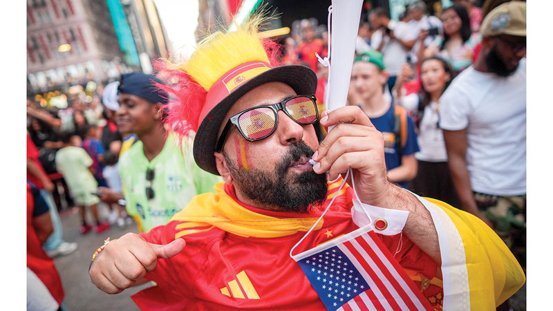 مشجع إسباني يحتفل في ميدان تايمز سكوير بعد فوز إسبانيا بنهائي كأس العالم 2026. أ.ف.ب