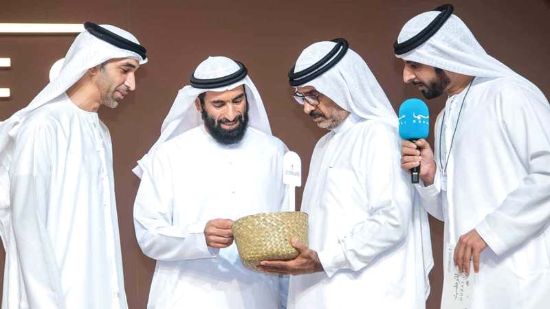 جانب من تتويج الفائزين خلال فعاليات &laquo;دبي للرطب&raquo;. من المصدر
