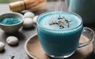 "الماتشا الزرقاء".. بديل طبيعي للقهوة أم مجرد صيحة جديدة؟