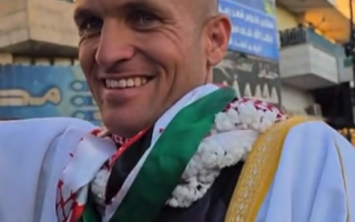 بالألعاب النارية والخيل وزفّة شعبية كبيرة .. الأردن تستقبل حكَمها المشارك في كأس العالم ! ( شاهد الفيديو )