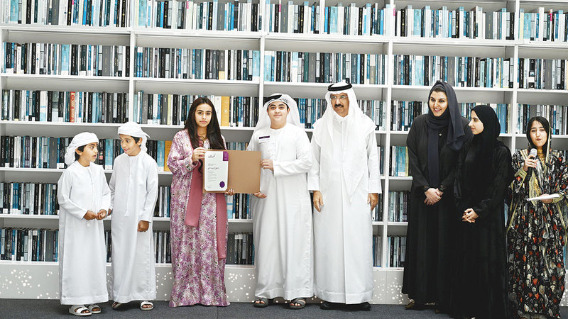 روضة بنت نهيان بن زايد آل نهيان خلال تكريم الفائزين في تحدي المجلس الأعلى للأمومة والطفولة الصيفي للقراءة بحضور المر والفلاسي. وام