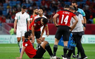 الصورة: صخرة دفاع منتخب مصر يخلع القميص ويعلن اعتزاله كرة القدم