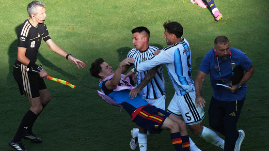 الفيفا يحقق بشأن لافتة الأرجنتين عن فوكلاند واعتداءات نهائي كأس العالم
