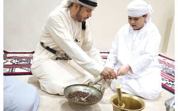 الصورة: الدلة تجمع الأجيال.. &laquo;العين للرطب&raquo; يحتفي بسنع القهوة الإماراتية