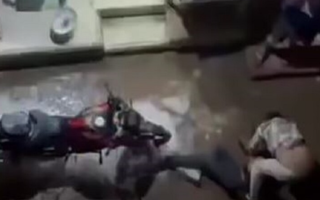 جريمة مروعة تهزّ الشارع المصري .. فيديو لشاب يذبح آخر في الشارع