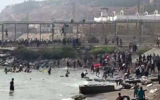 الصورة: رغم عدم وجود حدود برية.. إيطاليا تعلق اتفاقية شنغن مع إسبانيا بسبب أحداث سبتة