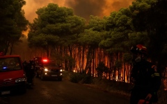 الصورة: نحو 200 ألف فرنسي يعودون لمنازلهم وحرائق جديدة تجبر الآلاف على الفرار