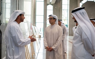 الصورة: منصور بن زايد يزور مجمع زايد لبحوث الأعشاب والطب التقليدي