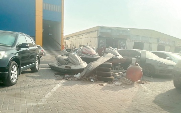 الصورة: مركبات مهملة