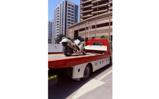 الصورة: "290 كم/ساعة وعلى إطار واحد".. نهاية استعراض خطير في شوارع دبي